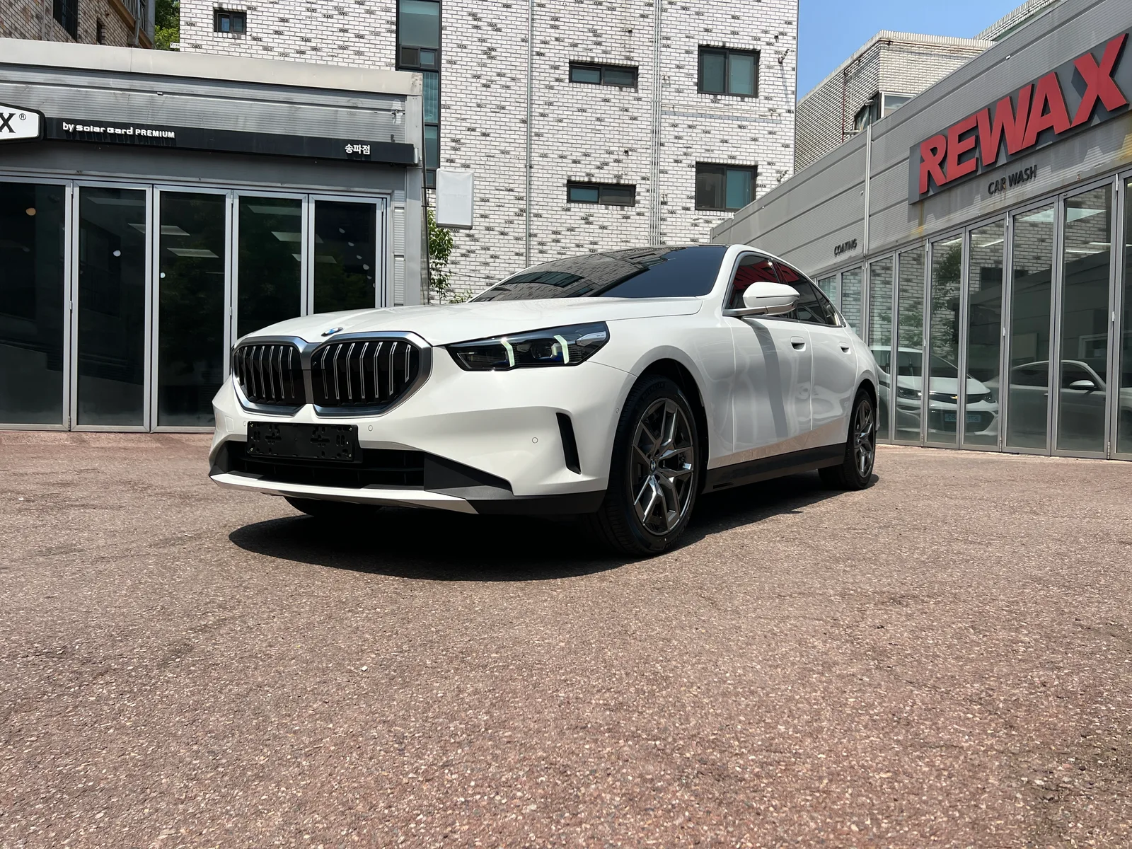 글라스틴트 펜더를 시공한 흰색 BMW 5시리즈 전측면