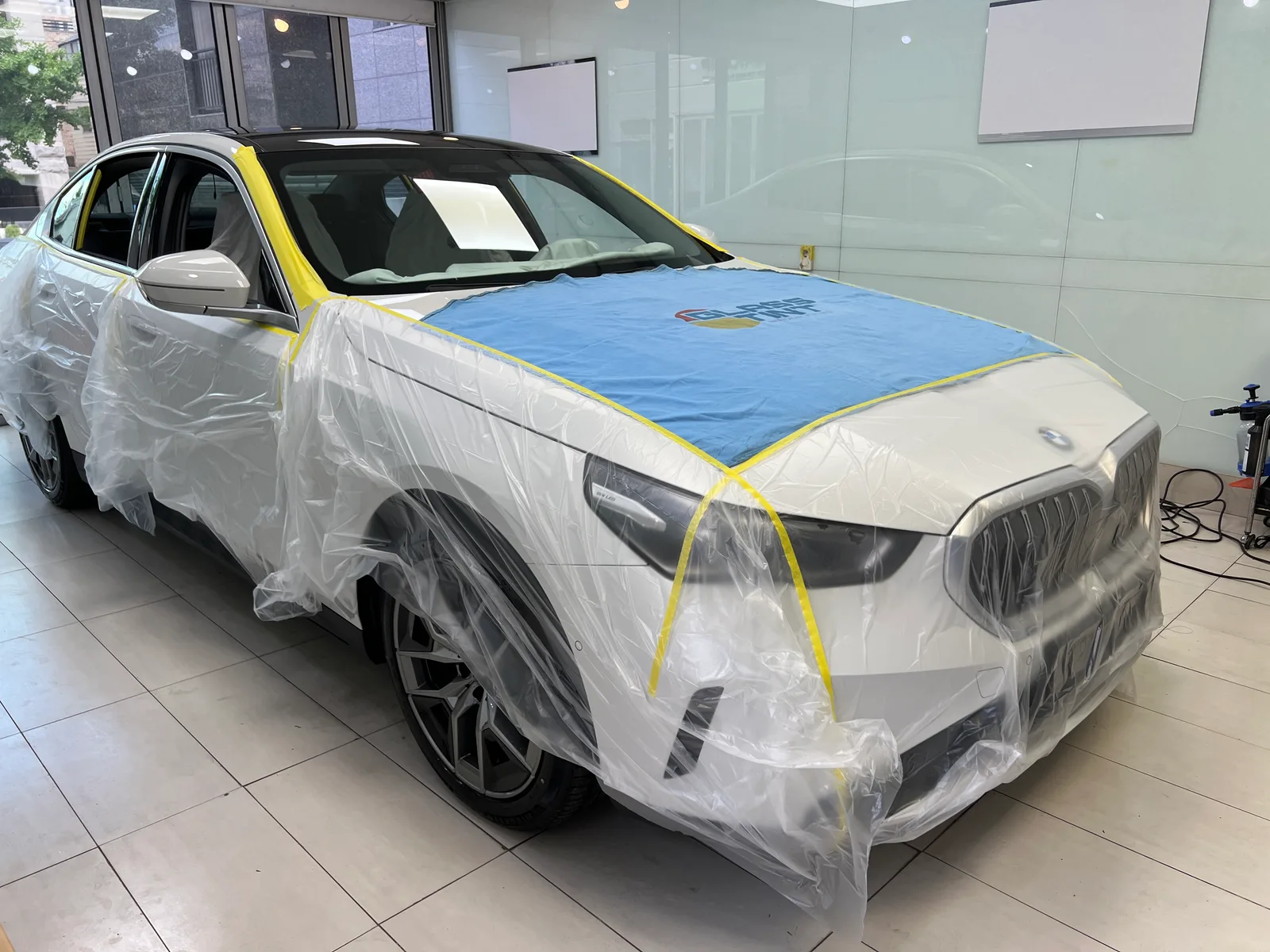 BMW 5시리즈 썬팅 전 마스킹과 커버링
