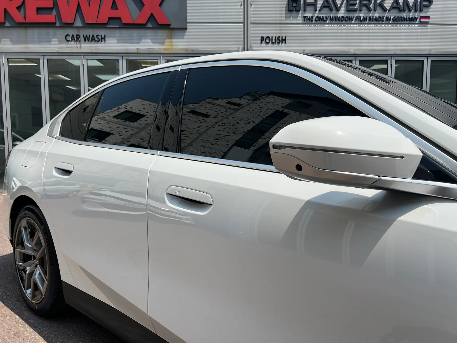 펜더 시공 후 BMW 5시리즈 측면 유리