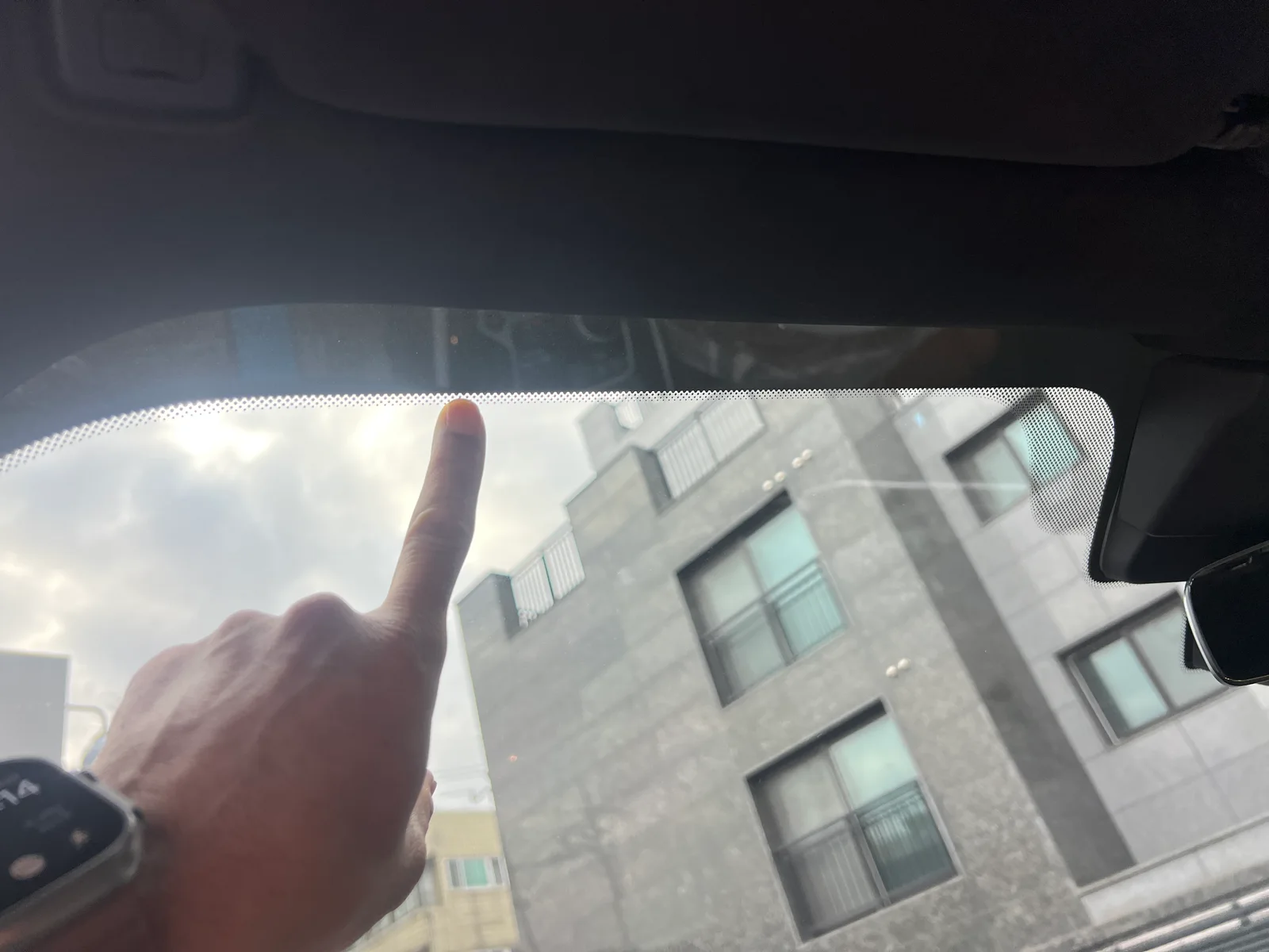 BMW 전면 유리 상단 필름 마감 참고 사진